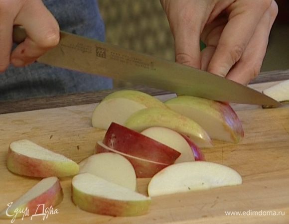 Каждое яблоко, удалив сердцевину, разрезать на 8−10 долек.