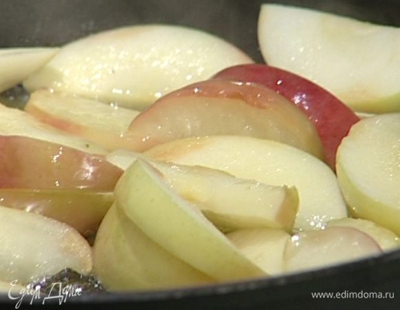 В глубокой сковороде растопить сливочное масло и потушить яблоки на медленном огне несколько минут, чтобы они стали мягче.