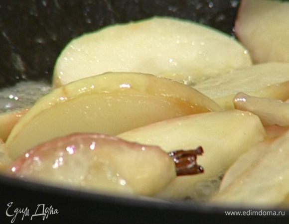 Добавить сахар и корицу и закарамелизировать яблоки.