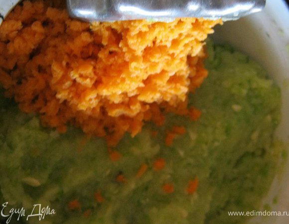 Патиссоны,морковь перекрутить на мясорубке.С патиссонов отжать и слить сок.Вбить яйца, посолить, поперчить, перемешать.Добавить муку.И хорошо всё перемешать.