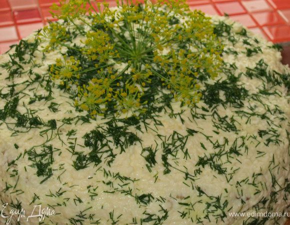 Выкладываем третий блин,на него с верху и по бокам равномерно накладываем плавленый сырок.И посыпаем зеленью.На ночь поставить в холодильник,чтоб пропитался.