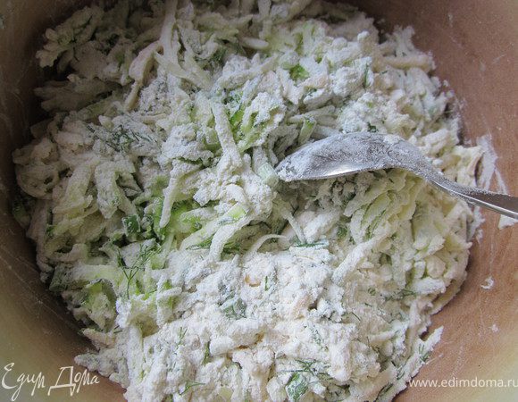 Молодые кабачки натереть на терке не чистя кожуры. Смешать в чашке муку, разрыхлитель,кабачки (у меня была ещё зелень) и сыр.