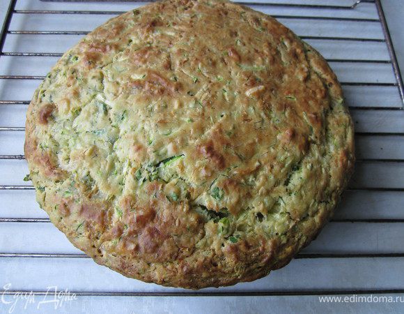 Выложить тесто в форму, поставить в духовку на 40-50 минут (зависит от духовки, в рецепте стояло 40-45 мин. у меня получилось 50 мин.) Проверить зубочисткой. Готовый пирог выложить на решетку и дать остыть. 
