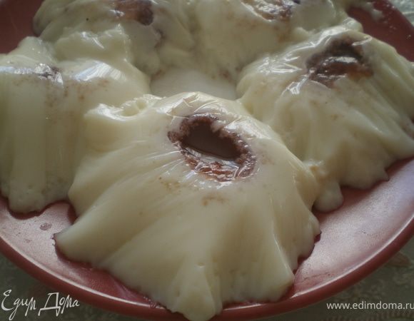 Желатин замочить в холодной кипячённой воде на 40-60 минут. В молоко добавить сахар и довести до кипения (но не кипятить). Ввести разбухший желатин и размешать ,чтобы не было комочков. Дать остыть, наполнить наполовину формочку массой ,положить сливовое пюре и заполнить формочку до конца. Поставить формочки в холодильник на 4 часа. Перевернуть формочки.