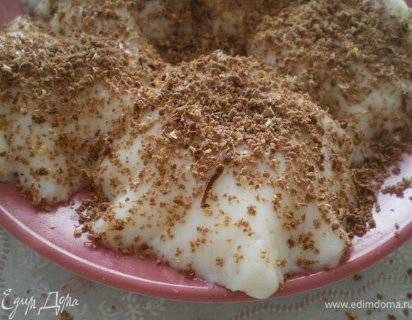 Посыпать тёртым шоколадом.