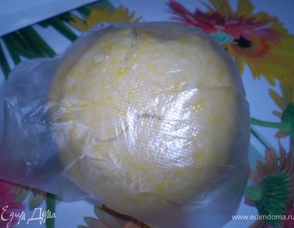 Все хорошо разотрите и скатайте тесто в шар. Положите его в пакетик или оберните пищевой пленкой и отправьте на минут 30-40, а лучше на час в холодильник