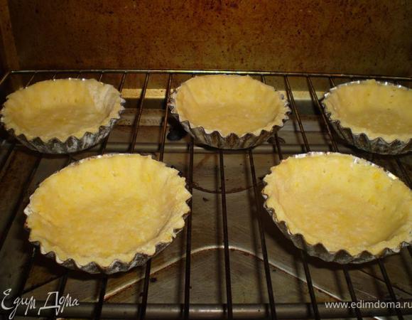 Дальше тесто тоненько раскатываем, вырезаем кружочки по размерам формочек (которые нужно смазать маслом и присыпать мукой для верности), и укладываем эти кружочки в формы. Накалываем вилкой. Выпекаем 15-20 мин при 200 градусах.