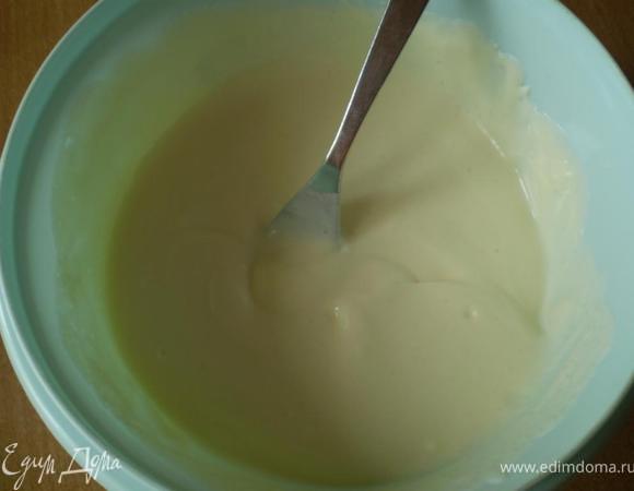 А пока готовим крем. Сметану смешиваем с сахаром и ванилином, добавляем загуститель сливок и взбиваем вилкой до нужной густоты. Просто смотрите, когда она перестанет растекаться и станет немного "желейной".