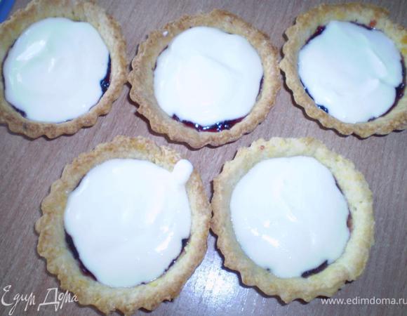 затем на каждую ложим по хорошей чайной ложке сметанного крема. Можно и больше, зависит от размеров корзиночек