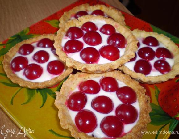 а теперь удаляем из вишен косточки и укладываем в корзиночки. Все, приятного чаепития!