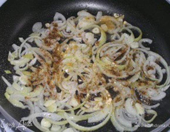 Обжарить лук на растительном масле, добавить чеснок, имбирь, тмин, обжаривать еще минуты 3-4 помешивая. Выложить в миску.