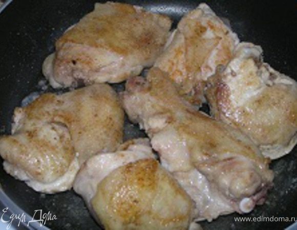 Куриные бедра посолить и поперчить, обжарить в том же масле в двух сторон. 