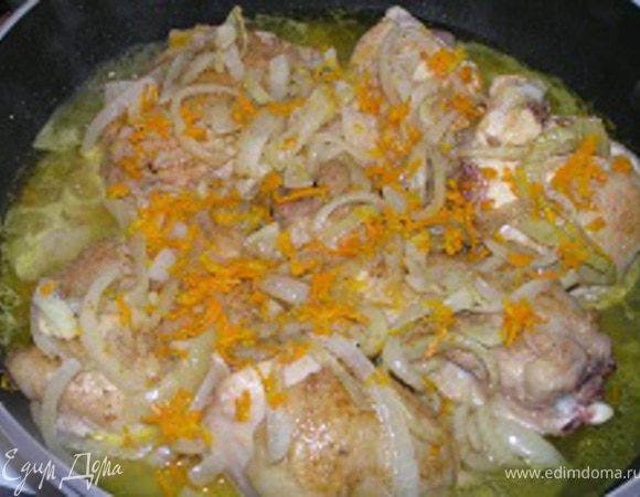 Затем добавить обжаренный лук, корицу, чили, апельсиновый сок и цедру, и залить желтой водой (шафран развести в 50 мл воды). Накрыть крышкой и тушить 10 минут.