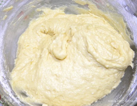 1. Приготовить тесто: взбить масло, сахар и ванильный сахар. Добавляя по одному, перемешать с яйцами. Соединить муку с разрыхлителем и, вливая молоко, перемешать с массой.