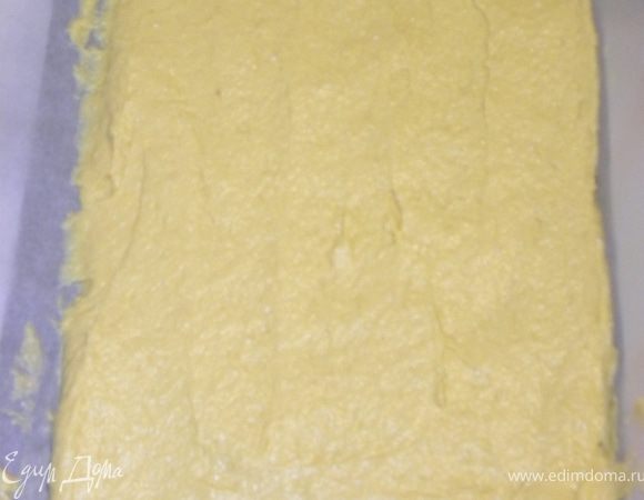 2. Выстелить противень бумагой. Намазать на нее тесто и выпекать 30 мин. при 170С. Дать остыть.