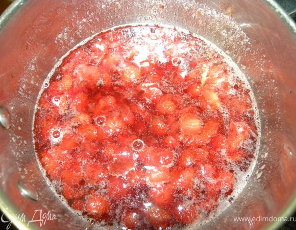 3. Готовим начинку:замочить желатин. Клубнику мелко нарезать. Смешать клубнику с вареньем и кипятить 2 мин. Дать массе остыть.