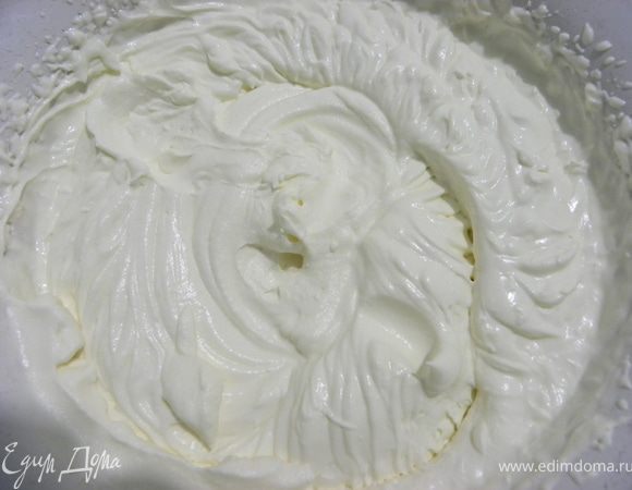 Отжать сок лимона.Перемешать его с протертым через сито творогом, сахарной пудрой и ванильным сахаром. Желатин распустить и перемешать с творожным кремом. Добавить клубнику с вареньем и поставить в холодильник. Взбить сливки. 