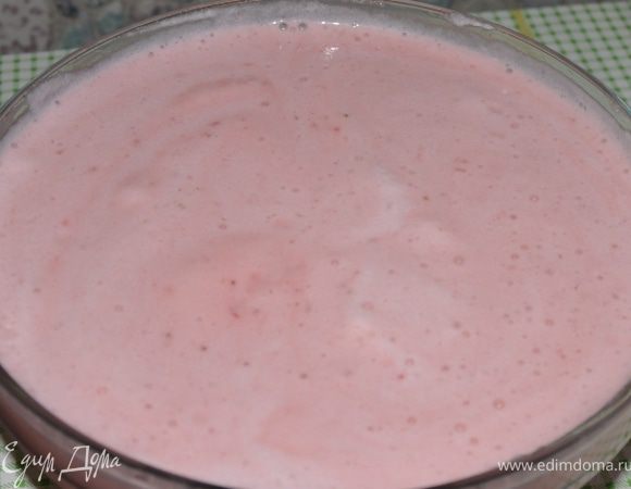 Когда творожная масса начнет застывать, перемешать ее со сливками.