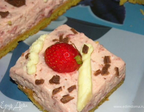 Выложить крем на корж. Поставить на ночь в холодильник. Оформить пирожные: Взбить сливки, положить их в кондитерский мешочек и выложить полосками по диагонали. Украсить крошкой шоколада и половинками ягод. Разрезать на куски. Приятного чаепития!!!