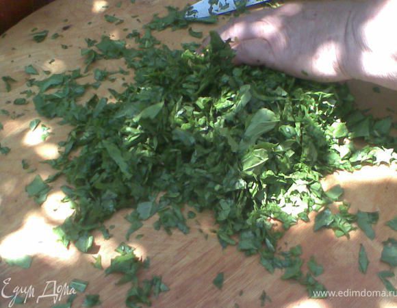 Я вначале режу зелень, потом мою, так она хорошо очищается, мою и кладу в дуршлаг.