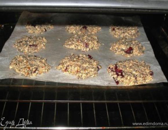 Миндаль измельчаем, мак также прокручиваем в блендере с маленьким количеством молока. Все смешиваем. Получается довольно вязкая масса. Печеньки выкладываем на противень, застеленный бумагой, я ни чем не смазывала. 180 гр. мин 25.