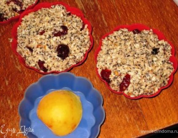 Кексы. Укладываем на дно формочек половинки абрикосов, сверху овсяную массу. 180 гр. мин 40.