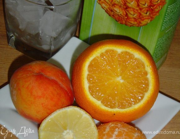 Все ингредиенты поместить в блендер и смешать. Вылить в высокий бокал готовый коктейль, украсить фруктами.