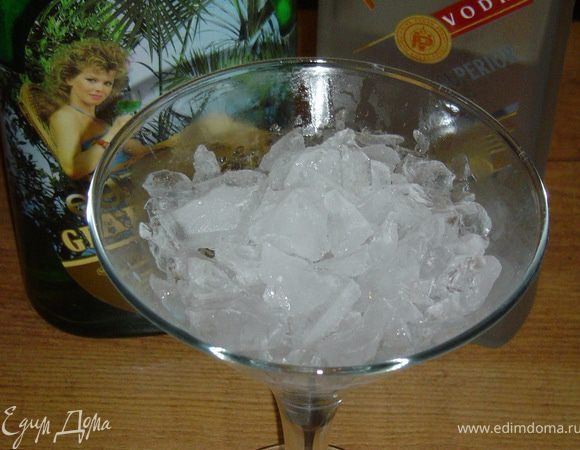 Смешиваем ингредиенты и заливаем в бокал со льдом на высокой ножке или «мартинницу». Можно украсить ломтиком грейпфрута или коктейльной вишенкой.