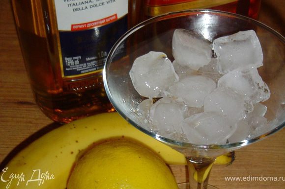 Все ингредиенты коктейля помещаем в блендер, взбиваем до однородной консистенции и переливаем в бокалы, заполненные льдом.