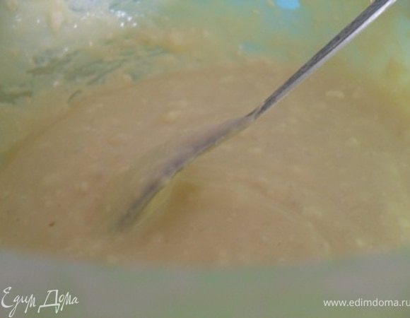 Яйцо, желток и сахар взбить.Добавить маргарин, соду, молоко, соль и муку, вбить.