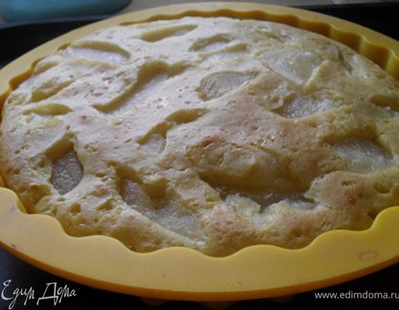 Белок взбить с сахаром.Готовый пирог вынуть из духовки.