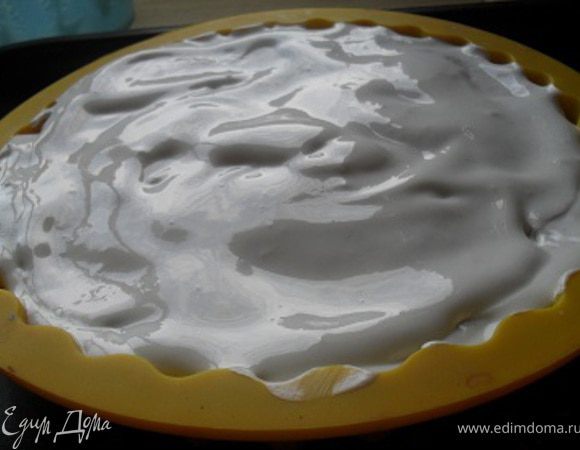 Пирог смазать белком, после отправить в духовку нагретую до 100*С на 10 минут.