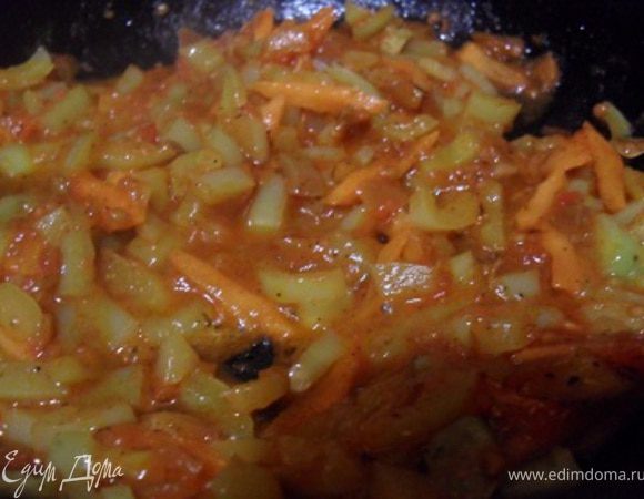 На отдельной сковороде обжарить морковь и перец, добавить к овощам 1/3 помидор.