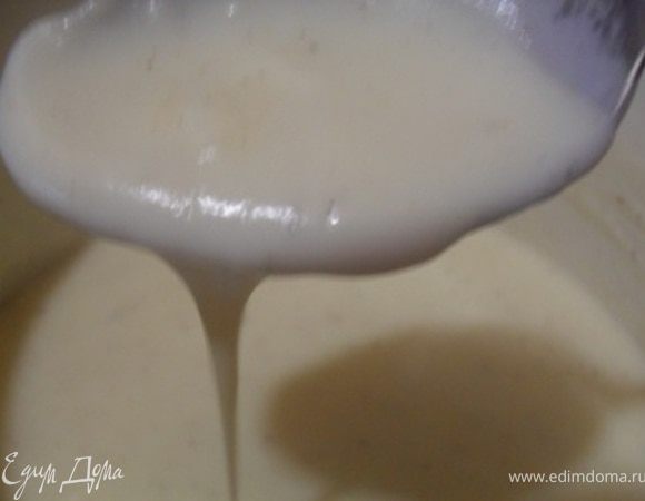 Пока фарш тушится сделаем соус: в кастрюле растопить сливочное масло.Добавить к маслу муку, перемешать, влить немного молока, перемешать.Снять кастрюлю с огня, влить все молоко, перемешать.Поставить кастрюлю на огонь, мешать непрерывно смесь до загустения.После снять с огня, добавить соль, перец.