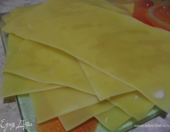 Листья лазаньи отварить до полу-готовности в подсоленной воде.