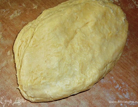 Замесить тесто.Если тесто будет липнуть к рукам,можно подсыпать пару ложек муки.Замесить тесто и оставить его полежать.