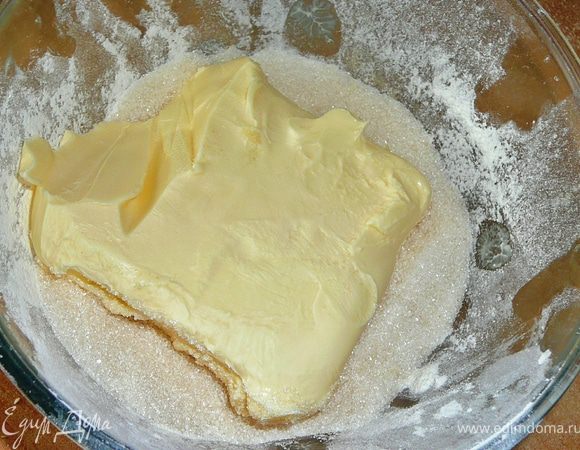 Приготовим начинку.В миску насыпать сахар,добавить туда масло,перемешать,руками.