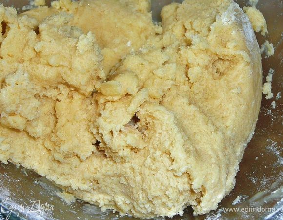 Добавить ванильный сахар и просеяную муку.Замесить.Начинка готова.