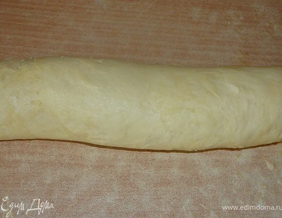 Присыпать рабочую поверхность мукой,ранее приготовленное тесто разделить на два куска.Берем первую половину теста,расскатываем ее.Толщиной около 2-3мм.Берем поливину начинки и пытаемся равномерно распределить ее по тесту.После этого сворачиваем тесто в рулет.Расправляем его,придаем равномерную форму,чуть расстягивая его.Так же поступаем и со второй половиной теста и начинки.