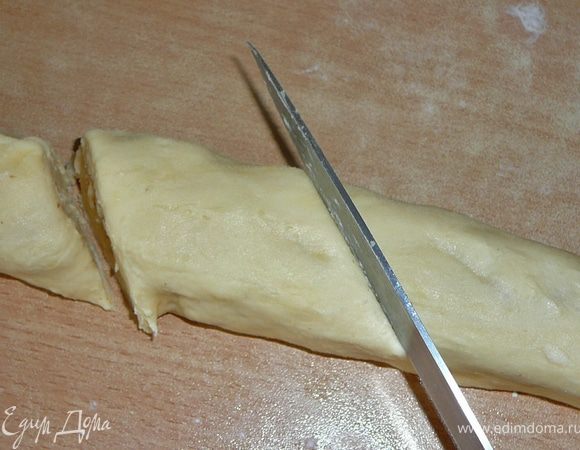 Нарезаем на порционные кусочки,кому как нравиться.Очень красиво смотриться когда края кады нарезаны рефленно. 