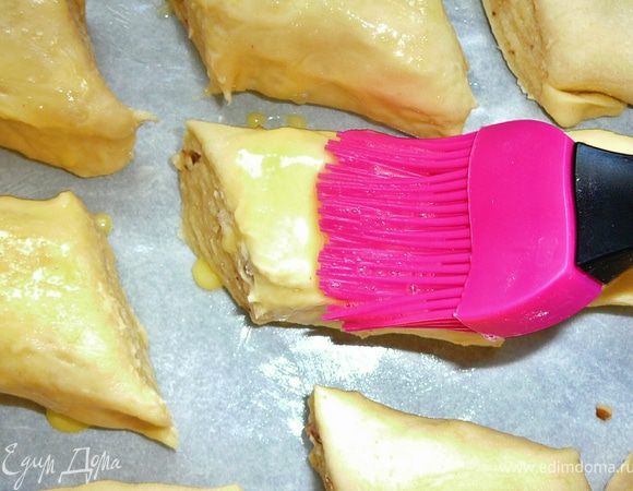 Взбиваем яйцо и смазываем каду.