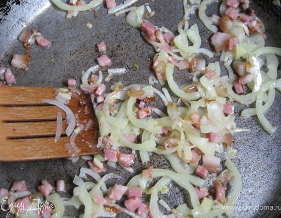 Подчеревок отправить на сковороду томиться. Если жирка не достаточно, можно подлить малость масла. Когда подчеревок "растает", добавлем к нему по очереди лук и болгарский перец.