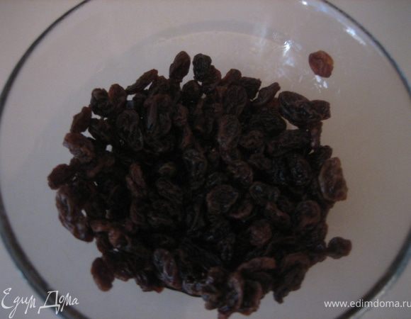 Духовку предварительно разогреть до 180 град. Вымыть изюм и замочить его в алкоголе (у меня был виски).