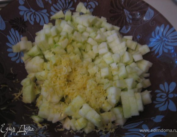 Удалить из яблок семечки, очистить от кожуры и нарезать кубиками. Сбрызнуть лимонным соком, чтобы не потемнели. Лимонную цедру натереть на терке.