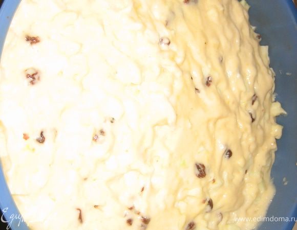 Взбить миксером растительное масло с сахаром, ввести по одному яйца, не переставая взбивать, пока масса не увеличится в два раза. Постепенно ввести просеянную муку с щепоткой соли и погашенную уксусом соду. Добавить в тесто яблоки, изюм и цедру. Хорошо и тщательно вымешать тесто.