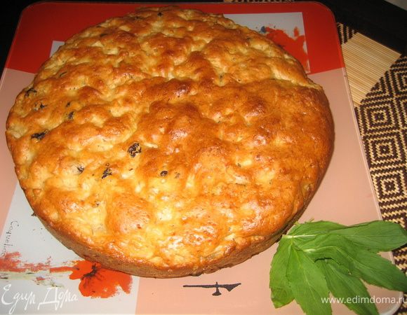 Выложить тесто на смазанную растительным маслом форму для выпечки (я пеку в силиконовой, поэтому не смазываю) и накрыть бумагой для выпечки. Отправить пирог в духовку на полчаса, затем снять бумагу и выпекать еще полчаса. 