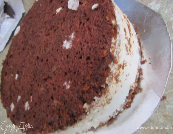 Достать торт из холодильника.
Снять форму.