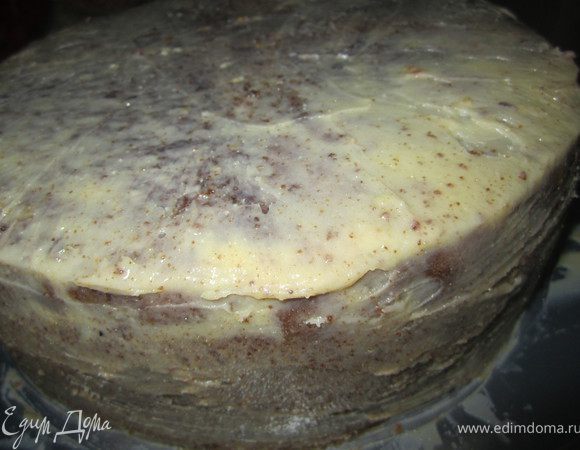 Приготовить масляный крем.
Взбить масло, добавить растопленный и охлажденный шоколад.
Покрыть кремом торт.
Поставить в холодильник на 30 минут.