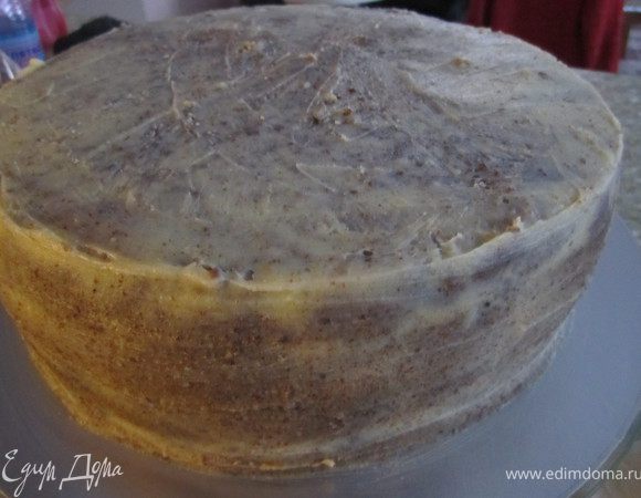 Повторно выровнять торт.
Поставить в холодильник.