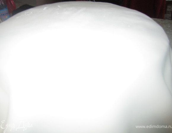 Покрываем белой мастикой нижний торт.
